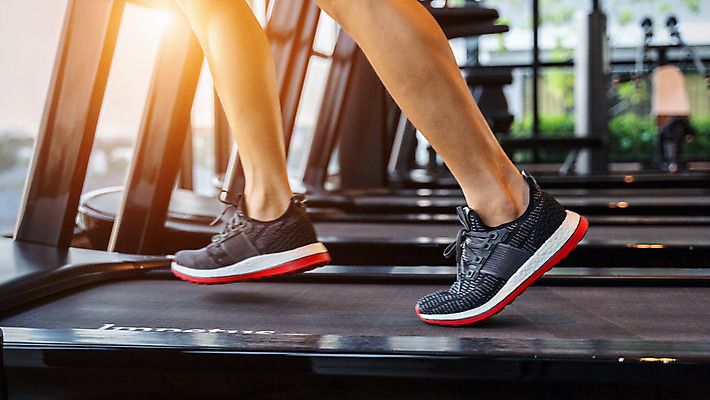 포토 JPG 해외이미지 라이프스타일 남자 스포츠 포즈 운동화 신발 신체 모션 발 실내 건강 성인 사람없음 운동복 달리기 조깅 운동 힘 기계 산책 장비 닫기 연습 속도 클럽 체육관 런닝머신 달리기선수 돌봄 양발 해외202004 해외포토 옷 휴식 사람 내부 생활 신체부위 운동기구 육상선수 파일형식