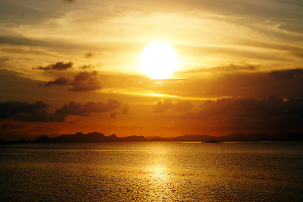 포토 JPG 해외이미지 바다 백그라운드 자연 하늘 풍경 사람없음 빨간색 빛 햇빛 태양 반사 노란색 일출 황혼 일몰 수평선 해외202004 해외포토 자연요소 컬러 노을 생태계 파일형식
