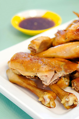 포토 JPG 해외이미지 접시 음식 패스트푸드 육류 요리 동양인 사람없음 갈색 식사 치킨 튀김 흰색 그릴 굽기 매움 해외202004 해외포토 식기 컬러 식재료 주방용품 인종 맛 인스턴트 구이 닭고기요리 파일형식