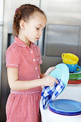 포토 JPG 해외이미지 라이프스타일 그릇 접시 여자 어린이 가사 가정 놀이 주택 실내 관리 한명 사람 내부 주방 성장 업무 작업 도움 씻기 빨래 청소 세제 싱크대 대야 세탁기 스펀지 위생관리 해외202004 해외포토 1 식기 컨셉 건물 생활 청결 가전제품 개수대 파일형식