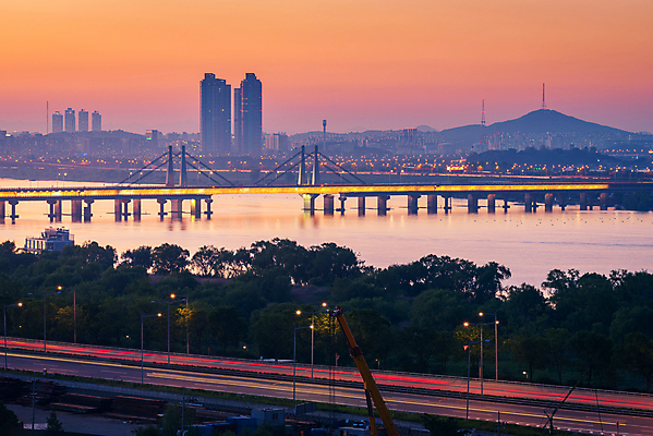 포토 JPG 해외이미지 아시아 여행 비즈니스 건축양식 산 서울 한국 안테나 동양인 풍경 사람없음 건물 금융 도시풍경 탑 텔레비전 어둠 황혼 새벽 도시 센터 N 도심 야간 저녁 장면 지역 대도시 스카이라인 남쪽 해외202004 해외포토 자연요소 건축물 알파벳 건축 나라 통신 인종 경제 전자제품 일몰 방향 파일형식