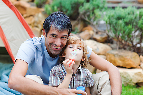포토 JPG 해외이미지 백인 행복 아들 어린이 가족 자연 놀이 휴가 함께함 텐트 사람 성인 야외 두명 캠핑 장비 시골 아빠 숲 캠핑장 해외202004 해외포토 서양인 감정 컨셉 관계 레저 캠핑도구 생태계 파일형식
