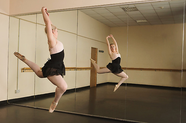 포토 JPG 해외이미지 백인 여자 청소년 실내 한명 서기 10대 반사 점프 검은색 거울 춤 우아함 발레 발레리나 발레복 십대여자한명만 해외202004 해외포토 서양인 1 옷 컬러 컨셉 모션 문화예술 사람 내부 여자한명만 십대여자만 파일형식