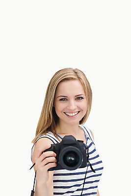 포토 JPG 해외이미지 백인 응시 여자 한명 서기 미소 들기 상반신 20대 성인 취미 옆모습 카메라 사진촬영 잡기 사진사 흰배경 성인여자한명만 해외202004 해외포토 서양인 1 시선 뷰포인트 백그라운드 모션 표정 사람 청년 전자제품 촬영 흰색 작가 여자한명만 성인여자만 파일형식