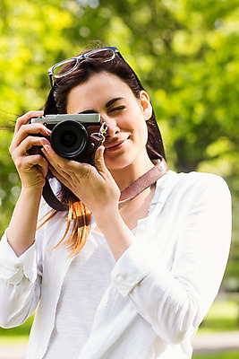 포토 JPG 해외이미지 백인 라이프스타일 공원 여자 한명 들기 상반신 20대 성인 취미 야외 앞모습 카메라 맑음 사진촬영 성인여자한명만 해외202004 해외포토 서양인 1 공공시설 뷰포인트 모션 날씨 사람 청년 생활 전자제품 촬영 여자한명만 성인여자만 파일형식