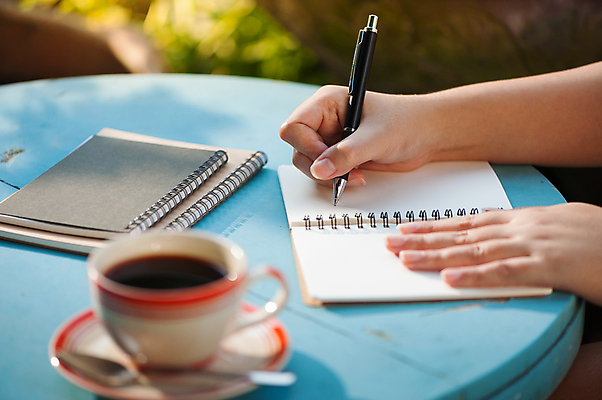 포토 JPG 해외이미지 라이프스타일 손 여자 커피 음료 백그라운드 탁자 휴식 아이디어 신체부위 컵 펜 다이어리 공책 카페 해외202004 해외포토 식기 가구 컨셉 문구용품 사람 생활 필기구 상점 사무용품 파일형식