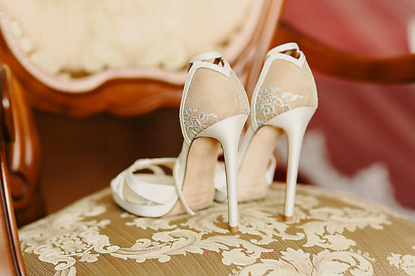 포토 JPG 해외이미지 구두 신발 실내 사람없음 아웃포커스 하이힐 오브젝트 웨딩슈즈 해외202004 해외포토 촬영기법 내부 여성화 결혼소품 파일형식