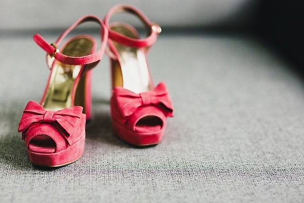 포토 JPG 해외이미지 구두 신발 실내 사람없음 아웃포커스 빨간색 하이힐 오브젝트 해외202004 해외포토 컬러 촬영기법 내부 여성화 파일형식