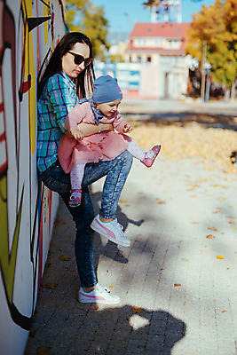 포토 JPG 해외이미지 백인 라이프스타일 공원 딸 행복 어린이 백그라운드 2 가족 포옹 자연 놀이 엄마 휴식 함께함 건강 사랑 미소 사람 초원 야외 두명 초록색 여름 봄 기쁨 아기 해외202004 해외포토 서양인 계절 공공시설 감정 컬러 컨셉 관계 안기 표정 생활 생태계 파일형식