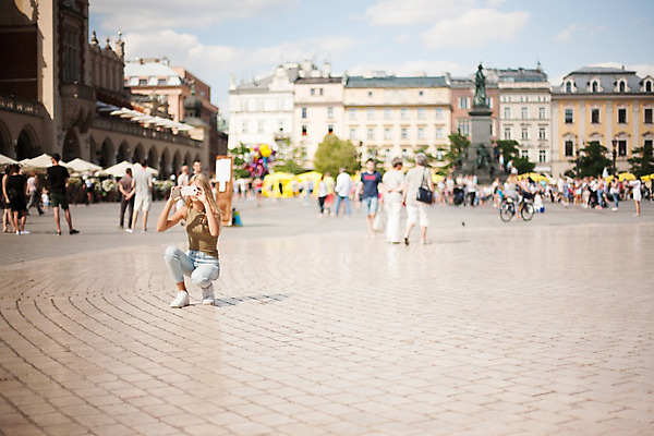 포토 JPG 해외이미지 모델 라이프스타일 외관 여자 남자 행복 유럽 여행 백그라운드 인터넷 건축양식 모바일 거리 사람 성인 사람없음 야외 건물 스마트폰 핸드폰 여행객 카메라 맑음 사진촬영 도시 역사 시장 정사각형 만들기 광택 타운 폴란드 셀프 옛날 크라쿠프 해외202004 해외포토 도형 건축물 건축 감정 나라 모션 날씨 생활 전자제품 스마트기기 촬영 파일형식