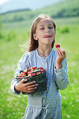 포토 JPG 해외이미지 라이프스타일 열매 꽃 행복 감정 어린이 꽃무늬 밭 과일 자연 딸기 휴식 건강 한명 사람 야외 초록색 바구니 봄 자유 시골 표현 작음 혀 먹기 거짓말 초보 맛있는 해외202004 해외포토 식물 1 계절 컬러 컨셉 무늬 농업 모션 생활 입 크기 생태계 파일형식