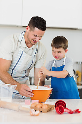 포토 JPG 해외이미지 백인 라이프스타일 남자 행복 아들 어린이 가족 탁자 함께함 실내 사랑 요리 서기 미소 소년 20대 두명 학습 부모 쿠키 주방 앞치마 잡기 도움 사발 아빠 굽기 준비 조리대 만들기 밀가루 섞기 해외202004 해외포토 서양인 교육 감정 가구 컨셉 관계 모션 디저트 표정 사람 청년 내부 생활 사기그릇 가루 구이 파일형식