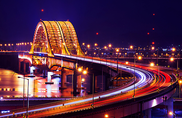 포토 JPG 해외이미지 디자인 외관 아시아 건축양식 하늘 거리 프레임 서울 한국 사람없음 야외 물 파란색 빛 강 도시풍경 반사 항구 황혼 새벽 도시 야간 연결 큼 아치 장면 동쪽 남쪽 빛망울 철강 해외202004 해외포토 자연요소 건축 나라 컬러 교통시설 풍경 일몰 크기 방향 파일형식
