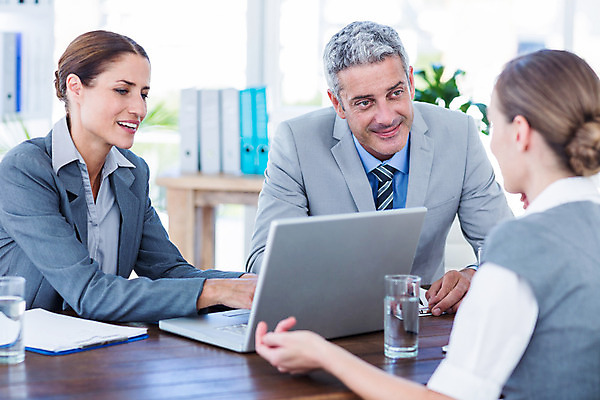 포토 JPG 해외이미지 백인 응시 여자 남자 40대 중년 실내 미소 앉기 상반신 성인 세명 30대 노트북 사무실 타이핑 비즈니스맨 비즈니스우먼 면접 해외202004 해외포토 서양인 시선 비즈니스 모션 표정 사람 내부 장년 전자제품 직장인 파일형식