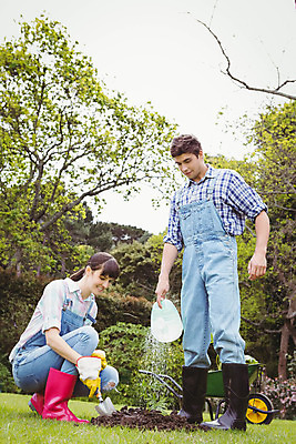 포토 JPG 해외이미지 나무 식물 백인 여자 남자 함께함 서기 20대 성인 취미 야외 두명 농장 정원 물뿌리개 삽 물주기 원예 정원가꾸기 묘목 심기 성인만 내려보기 해외202004 해외포토 서양인 컨셉 농업 모션 사람 청년 파일형식