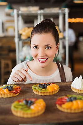 포토 JPG 해외이미지 백인 라이프스타일 여자 행복 실내 한명 상반신 성인 앞모습 아웃포커스 쇼핑 빵집 가리킴 달콤 과일타르트 타르트 성인여자한명만 해외202004 해외포토 서양인 1 감정 빵 뷰포인트 촬영기법 사람 손짓 내부 생활 상점 맛 파이_빵 여자한명만 성인여자만 파일형식