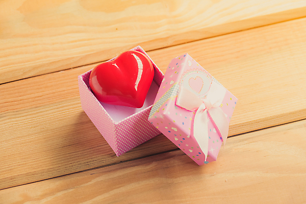 포토 JPG 해외이미지 모양 백그라운드 컨셉 크리스마스 포옹 벽지 탁자 추상 휴가 기념 함께함 따뜻함 발렌타인데이 선물 사랑 사람없음 목재 장식 빨간색 상자 세일 상점 다정 흰색 하트 축하 인사 황금 심볼 질감 복고 부드러움 팩 환영 고립 그런지 배려 해외202004 해외포토 나무 기념일 감정 컬러 가구 무늬 재료 안기 데이이벤트 화장품 예절 감각 파일형식