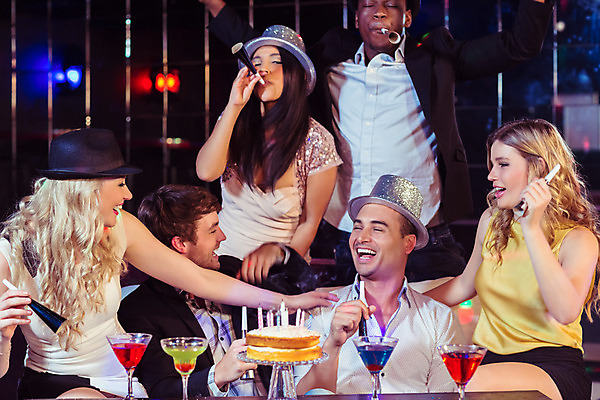 포토 JPG 해외이미지 백인 라이프스타일 여자 남자 행복 과일 탁자 함께함 실내 웃음 사람 앉기 이벤트 여러명 20대 성인 30대 파티 케이크 검은색 우정 축하 잡기 칵테일 바 생일 화려 야간 클럽 흥분 스타일 성인만 유흥 해외202004 해외포토 자연요소 서양인 기념일 감정 컬러 가구 다수 컨셉 모션 디저트 주류 표정 청년 내부 생활 장년 친구 파일형식