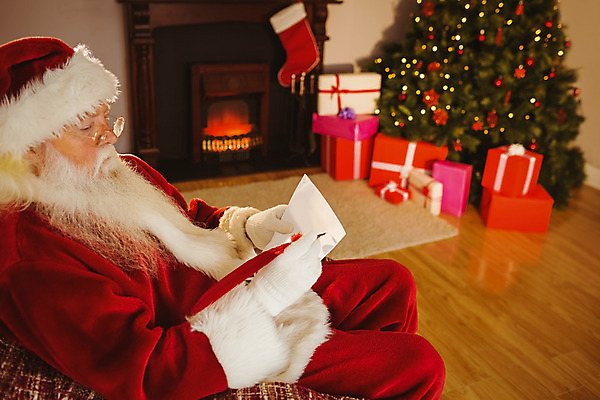 포토 JPG 해외이미지 백인 라이프스타일 노년 남자 크리스마스장식 크리스마스 거실 가정 불 아파트 주택 따뜻함 한명 장식 크리스마스트리 산타클로스 평화 축제 장식볼 축하 기록 잡기 벽난로 안락의자 전나무 깃털펜 노인남자한명만 해외202004 해외포토 자연요소 서양인 나무 1 기념일 컨셉 의자 모션 사람 성인 건물 생활 펜 남자한명만 노인남자만 파일형식