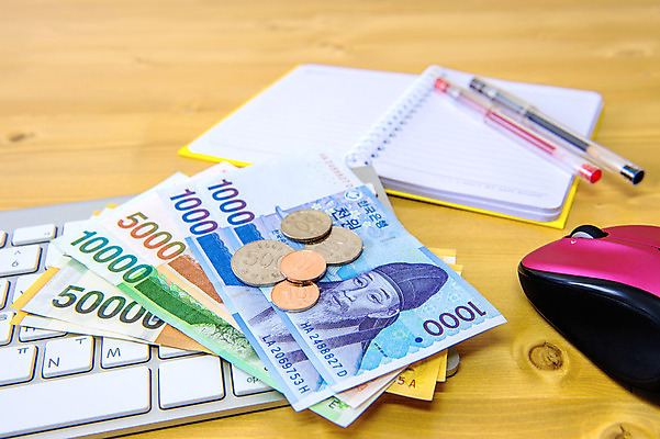 포토 JPG 해외이미지 아시아 컨셉 돈 인터넷 비즈니스 통계 서울 한국 사람없음 금융 경제 스마트폰 컴퓨터 디지털 스크린 모니터 웹 성장 판넬 네트워크 시장 주식 가격 심볼 사인 무역 보고서 상업 상승 온라인 남쪽 전자상거래 수입 픽셀 해외202004 해외포토 나라 산업 전자제품 핸드폰 스마트기기 재산 방향 파일형식