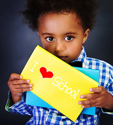 포토 JPG 해외이미지 학생 교육 남자 어린이 남학생 백그라운드 텍스트 교실 학교 한명 사람 소년 책 스터디 독서 검은색 칠판 어둠 유치원 회색 아기 잡기 스마트 읽기 신학기 교과서 활 고립 초보 해외202004 해외포토 1 컬러 컨셉 모션 교재 학습 파일형식