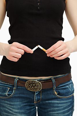 포토 JPG 해외이미지 백인 여자 담배 건강 한명 서기 들기 상반신 20대 성인 앞모습 잡기 자르기 흰배경 금연 담배꽁초 해로움 성인여자한명만 해외202004 해외포토 서양인 1 캠페인 뷰포인트 백그라운드 컨셉 모션 사람 청년 흰색 사회이슈 여자한명만 성인여자만 파일형식