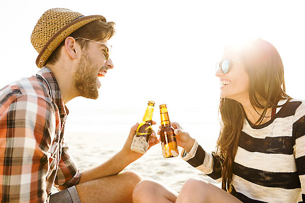 포토 JPG 해외이미지 백인 커플 행복 음료 휴가 기념 맥주 함께함 사랑 웃음 사람 두명 여름 친구 청춘 선글라스 파티 일몰 우정 기쁨 마시기 축하 알코올 건배 토스트 히스패닉 단절 해외202004 해외포토 서양인 계절 감정 안경 빵 컨셉 관계 모션 주류 표정 이벤트 노을 파일형식