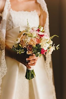 포토 JPG 해외이미지 라이프스타일 손 커플 드레스 여자 꽃 행복 꽃다발 결혼 백그라운드 꽃무늬 손가락 신혼부부 결혼식 친절 관리 사랑 사람 사람없음 장식 기쁨 낭만 벚꽃 흰색 축하 잡기 아내 황금 배열 묘사 기회 약혼 정중 해외202004 해외포토 식물 부부 옷 감정 컬러 컨셉 무늬 관계 모션 이벤트 생활 신체부위 약속 신혼 파일형식