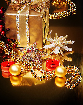 포토 JPG 해외이미지 나무 전통 디자인 열매 리본 백그라운드 크리스마스 겨울 텍스트 휴가 전등 새로움 선물 미술 사람없음 장식 빨간색 빛 상자 반사 노란색 검은색 어둠 침묵 장식볼 나뭇가지 축하 눈송이 황금 은색 야간 연도 활 복고 고립 엘리먼트 카피스페이스 해외202004 해외포토 자연요소 식물 계절 기념일 컬러 컨셉 문화예술 조명 눈_날씨 소리 공백 파일형식