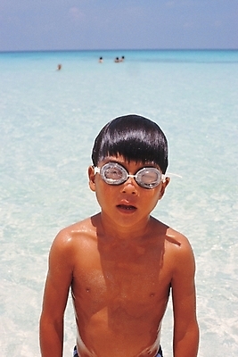포토 JPG 주간 계절 남자 초등학생 어린이 바다 여행 물놀이 휴가 한명 서기 사람 동양인 소년 상반신 해변 야외 앞모습 여름 여름휴가 바캉스 수영 물안경 남자만 남자한명만 어린이만 소년만 소년한명만 국내포토 자연요소 1 학생 뷰포인트 모션 놀이 인종 수상스포츠 수영용품 파일형식 여름_계절