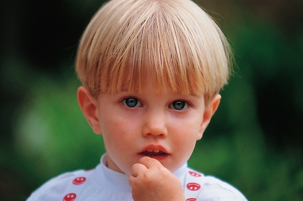 포토 JPG 서양인 외국인 백인 남자 얼굴 초등학생 어린이 한명 사람 소년 야외 신체부위 금발 남자만 남자한명만 어린이만 소년만 소년한명만 국내포토 1 학생 헤어스타일 인종 파일형식