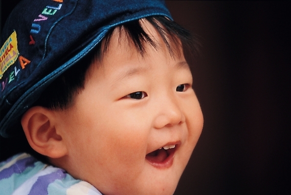 포토 JPG 남자 얼굴 어린이 여행 휴가 한명 웃음 사람 동양인 소년 신체부위 남자만 남자한명만 어린이만 소년만 소년한명만 국내포토 1 표정 인종 파일형식