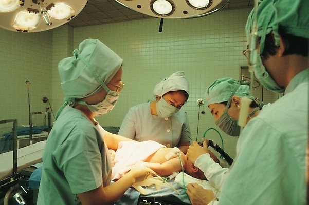 포토 JPG 여자 남자 의학 실내 병원 사람 여러명 성인 치료 환자 간호사 의사 수술 성인만 국내포토 다수 내부 의료진 파일형식