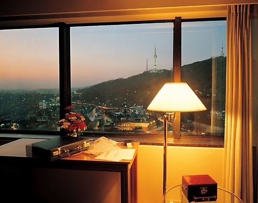 포토 JPG 주간 시설물 현대건축 건축 야경 창문 호텔 조명 실내 사람없음 인테리어 남산 남산타워 국내포토 자연요소 건축물 디자인 숙소 서울 내부 야간 랜드마크 파일형식 풍경_경치