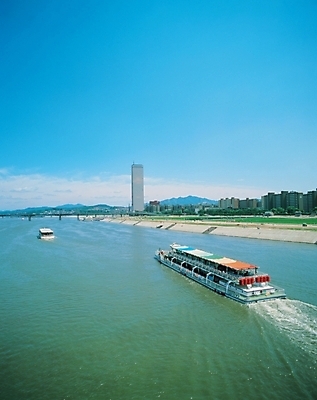 포토 JPG 주간 산업 교통 수상교통 서울 한국 풍경 사람없음 야외 강 운송업 유람선 크루즈 한강 선박 국내포토 자연요소 아시아 교통수단 배_교통 랜드마크 파일형식