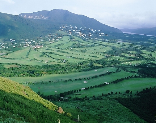 포토 JPG 주간 시설물 현대건축 건축 골프 스포츠시설 골프장 자연 산 풍경 초원 사람없음 야외 초록색 레포츠 구기 국내포토 자연요소 건축물 스포츠 컬러 레저 시설 생태계 파일형식