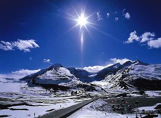 포토 JPG 주간 사계절 계절 도로 길 설경 겨울 자연 하늘 산 풍경 초원 여러명 야외 빛 태양 눈 대설 국내포토 자연요소 다수 교통시설 날씨 사람 절기 생태계 파일형식