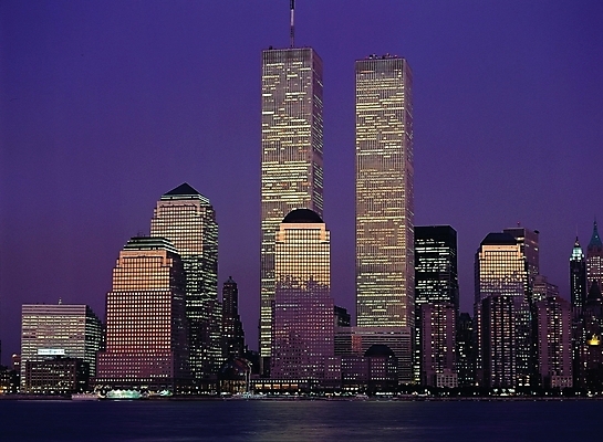 포토 JPG 해외풍경 건축 야경 자연 빌딩 사람없음 야외 건물 고층빌딩 도시 뉴욕 맨해튼 쌍둥이빌딩 상업시설 국내포토 해외 건축물 풍경 미국 야간 시설 생태계 상업 파일형식 풍경_경치