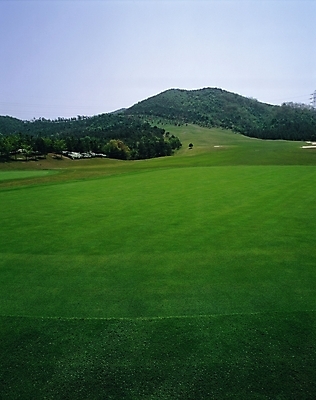 포토 JPG 주간 시설물 현대건축 건축 골프 스포츠시설 골프장 산 풍경 초원 사람없음 야외 초록색 레포츠 구기 국내포토 자연요소 건축물 스포츠 컬러 레저 시설 파일형식