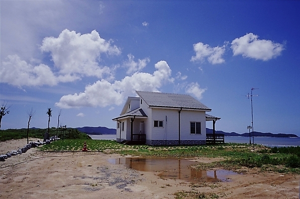 포토 JPG 주간 시설물 현대건축 건축 주택 사람없음 야외 펜션 전원주택 국내포토 자연요소 건축물 숙소 건물 파일형식