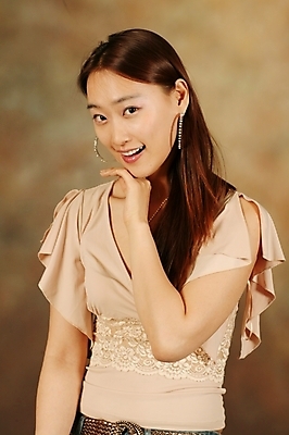 포토 JPG 스튜디오촬영 모델 여자 포즈 모션 실내 한명 미소 사람 앉기 상반신 20대 성인 한국인 여자만 여자한명만 성인여자만 청년만 청년여자만 성인한명만 청년여자한명만 성인여자한명만 성인만 국내포토 1 표정 동양인 청년 내부 파일형식