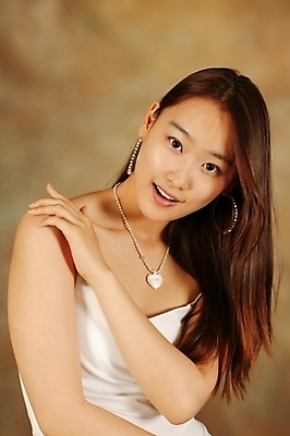 포토 JPG 스튜디오촬영 모델 여자 포즈 모션 실내 한명 미소 사람 상반신 20대 성인 뷰티 한국인 여자만 여자한명만 성인여자만 청년만 청년여자만 성인한명만 청년여자한명만 성인여자한명만 성인만 국내포토 1 표정 동양인 청년 내부 파일형식