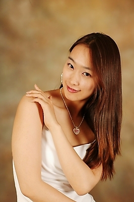 포토 JPG 스튜디오촬영 모델 여자 포즈 모션 실내 한명 미소 사람 상반신 20대 성인 뷰티 한국인 여자만 여자한명만 성인여자만 청년만 청년여자만 성인한명만 청년여자한명만 성인여자한명만 성인만 국내포토 1 표정 동양인 청년 내부 파일형식
