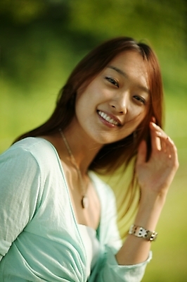 포토 JPG 주간 모델 공원 여자 포즈 모션 한명 미소 사람 상반신 20대 성인 야외 한국인 여자만 여자한명만 성인여자만 청년만 청년여자만 성인한명만 청년여자한명만 성인여자한명만 성인만 국내포토 자연요소 1 공공시설 표정 동양인 청년 파일형식