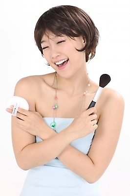 포토 JPG 스튜디오촬영 모델 여자 포즈 모션 짧은머리 실내 한명 미소 사람 상반신 20대 성인 화장 뷰티 한국인 화장용품 미용용품 메이크업브러쉬 파우더퍼프 여자만 여자한명만 성인여자만 청년만 청년여자만 성인한명만 청년여자한명만 성인여자한명만 성인만 국내포토 1 헤어스타일 표정 동양인 청년 내부 화장품 붓 오브젝트 파일형식