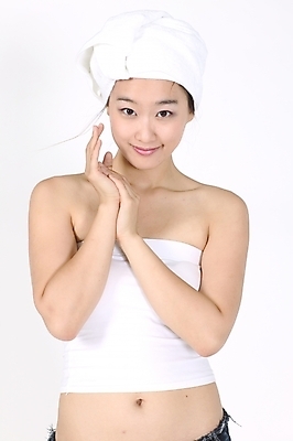 포토 JPG 스튜디오촬영 모델 여자 포즈 모션 실내 한명 미소 사람 상반신 20대 성인 수건 뷰티 깨끗함 한국인 여자만 여자한명만 성인여자만 청년만 청년여자만 성인한명만 청년여자한명만 성인여자한명만 성인만 국내포토 1 컨셉 표정 동양인 청년 내부 위생용품 파일형식