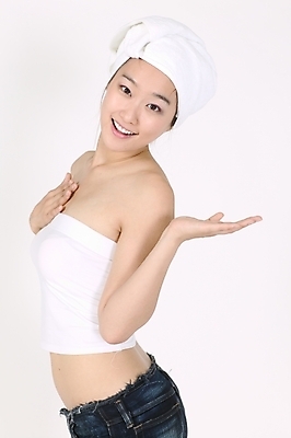 포토 JPG 스튜디오촬영 모델 여자 포즈 모션 실내 한명 미소 사람 손짓 상반신 20대 성인 수건 뷰티 깨끗함 한국인 여자만 여자한명만 성인여자만 청년만 청년여자만 성인한명만 청년여자한명만 성인여자한명만 성인만 국내포토 1 컨셉 표정 동양인 청년 내부 위생용품 파일형식