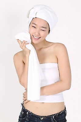 포토 JPG 스튜디오촬영 모델 여자 포즈 모션 실내 윙크 한명 미소 사람 상반신 20대 성인 수건 뷰티 깨끗함 한국인 여자만 여자한명만 성인여자만 청년만 청년여자만 성인한명만 청년여자한명만 성인여자한명만 성인만 국내포토 1 컨셉 표정 동양인 청년 내부 위생용품 파일형식