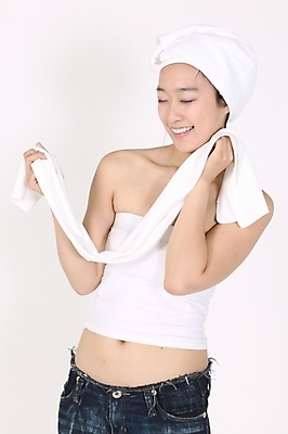 포토 JPG 스튜디오촬영 모델 여자 포즈 모션 실내 한명 미소 사람 상반신 20대 성인 수건 뷰티 깨끗함 한국인 여자만 여자한명만 성인여자만 청년만 청년여자만 성인한명만 청년여자한명만 성인여자한명만 성인만 국내포토 1 컨셉 표정 동양인 청년 내부 위생용품 파일형식