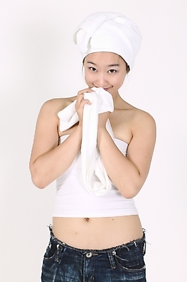 포토 JPG 스튜디오촬영 모델 여자 포즈 모션 실내 한명 미소 사람 상반신 20대 성인 수건 뷰티 깨끗함 한국인 여자만 여자한명만 성인여자만 청년만 청년여자만 성인한명만 청년여자한명만 성인여자한명만 성인만 국내포토 1 컨셉 표정 동양인 청년 내부 위생용품 파일형식